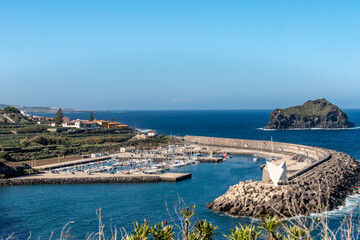 Die Atlantikküste und der Yachthafen vor der Stadt Garachico auf der Kanareninsel Teneriffa.