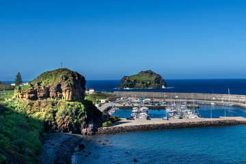Die Atlantikküste und der Yachthafen vor der Stadt Garachico auf der Kanareninsel Teneriffa.