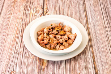 Gizzards are a cut of offal meat, that is, they are extracted from the viscera of the animal. They used to be thrown away or become part of the diet of the poorest households