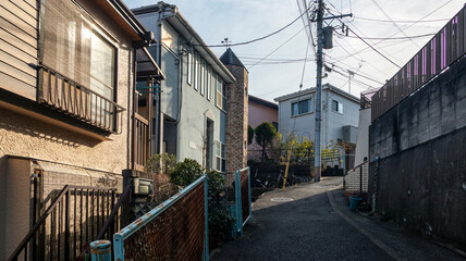 カーブした狭い上り坂