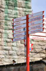 Köln Wegweiser an der Hohenzollernbrücke in Deutz