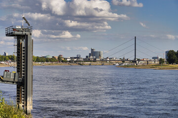 Düsseldorf Blick auf die Altstadt und die Oberkasseler Brücke