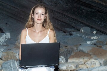 digital nomad woman traveling the world working