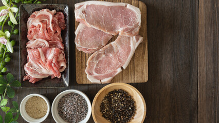 生の豚肉と調味料