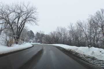 Obraz premium Twisty road snowy trees