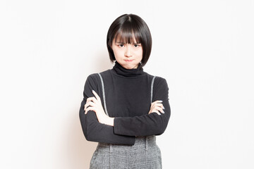 怒っている若い女性