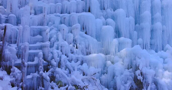 湧水広場の氷瀑・いなぶの氷瀑