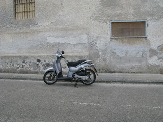 Fototapeta na wymiar Motorbike sitting in an alleyway