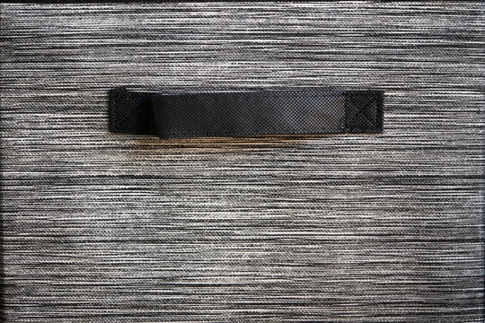 acercamiento de asa de caja recubierta con tela con rayas