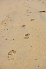 Fototapeta na wymiar 海のビーチの砂浜の足跡の風景