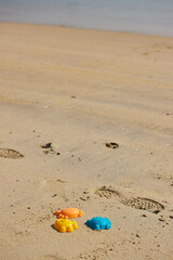 Fototapeta na wymiar 海のビーチの砂浜と砂遊び道具の風景