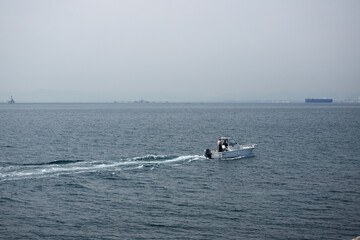 冬の伊勢湾の漁船と貨物船の風景