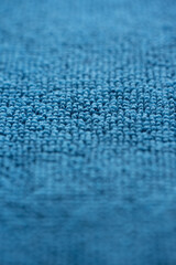 Detalle de toalla de microfibra azul 