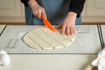 Using the kitchen silicone baking mat with markings and tips in the process of cooking in the...