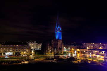 Obraz premium Saint Peters Catholic Church at night with view of the city of Caen, France, Europe. 