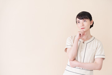 考えるエステ・美容クリニックの女性
