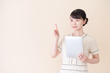 タブレットを操作するエステ・美容クリニックの女性