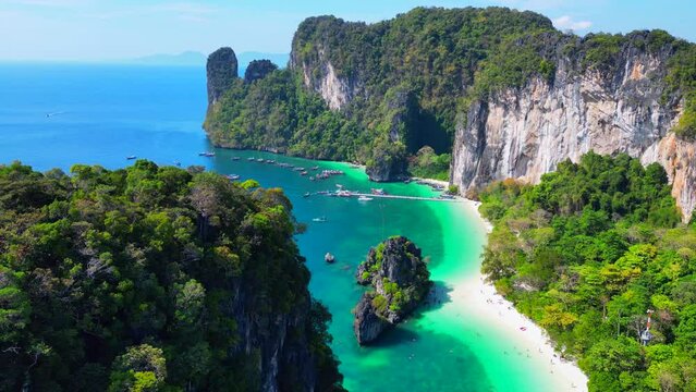 Hong Island, also known as Koh Hong, is located in the province Krabi, in the South of Thailand. The island is known for its impressive limestone formations.