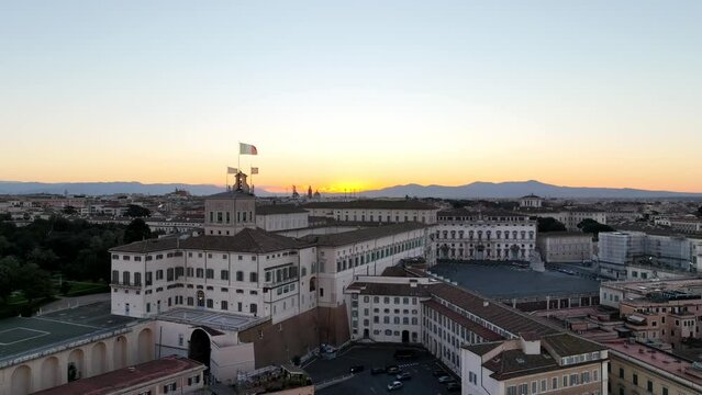 Quirinale, palazzo del presidente della repubblica italiana.
Vista aerea all'alba sulla bandiera del quirinale.