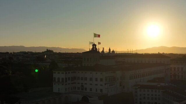 Quirinale, palazzo del presidente della repubblica italiana.
Vista aerea all'alba sulla bandiera del quirinale.