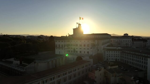 Quirinale, palazzo del presidente della repubblica italiana.
Vista aerea all'alba sulla bandiera del quirinale.