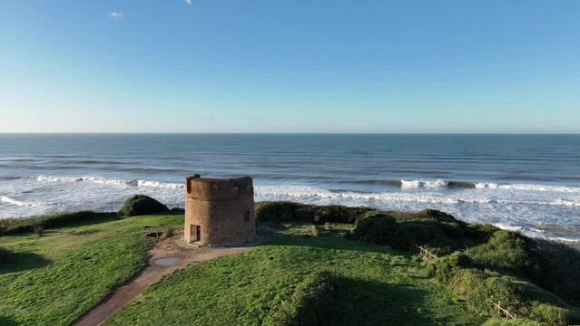 Vista aerea panoramica sulla costa del Lazio, Italia.
Antica torre di avvistamento sul mare (Tor Caldara).
