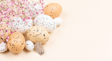 Fototapeta na wymiar Easter eggs and flowers