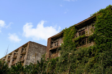 Fototapeta na wymiar 炭鉱の廃止により廃墟となった池島の団地