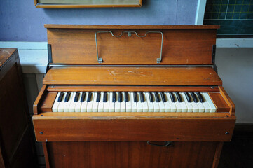 Fototapeta na wymiar Old reed organ in old school classroom