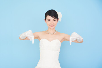 指で指し示すウェディングドレスを着た女性