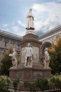 Statue of Leonardo da Vinci in front of Palazzo Marino, Piazza della Scala, Milan, Italy