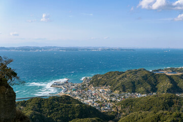 Fototapeta na wymiar 鋸山から見る海（東京湾）と浜金谷の町並み／日本千葉県