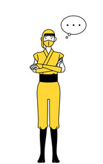 腕を組んで考える忍者のコスプレをした女性