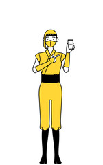 スマホのキャッシュレス・オンライン決済を勧める忍者のコスプレをした女性