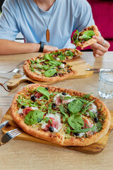 friends eating pizza in cafe