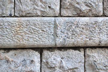 seccion de muro construido con bloques de piedra