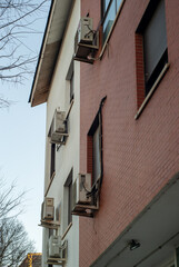 Fachada de edificio con máquinas de aire acondicionado.