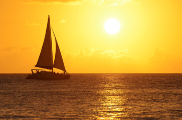 Fototapeta na wymiar Segelboot im Sonnenuntergang