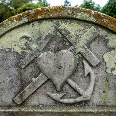 Historisches Seemannsgrab, mit den Symbolen Kreuz, Herz und Anker auf dem Friedhof der St....