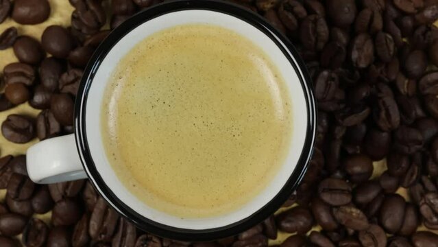 tasse de caf&eacute; et grains de caf&eacute; en gros plan