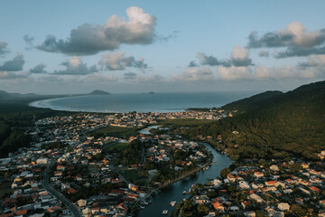 Das Dorf - Stadt Barra da Lagoa. Ein Fluss m&uuml;ndet im Meer. Ein Dorf liegt direkt am Meer. Drohne 1