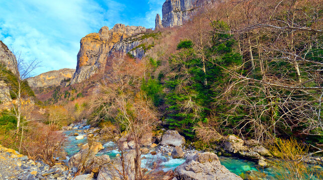 Veral River, Ans&oacute; Valley, Valles Occidentales Natural Park, Jacetania, Pyrenees, Huesca, Arag&oacute;n, Spain, Europe