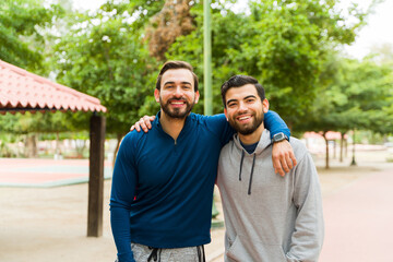 Obraz premium Portrait of excited friends smiling after exercising