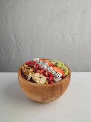Wild acai blended with fresh strawberry and banana, topped with fresh kiwi, pomegranate, strawberry, dragonfruit, almond flakes, granola, and layered with chia pudding.