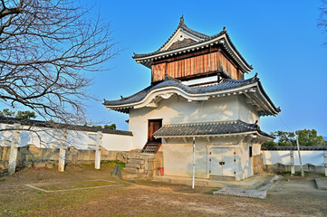 Fototapeta premium 朝日を浴びた岡山城月見櫓 岡山県岡山市