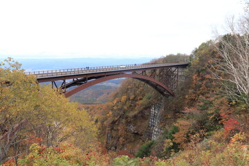 色鮮やか山々をつなぐ橋
