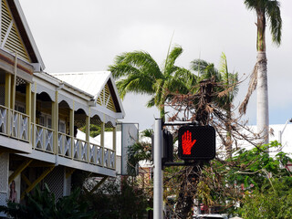 Rote Ampel in Form einer Hand in Basseterre auf St. Kitts, Karibik