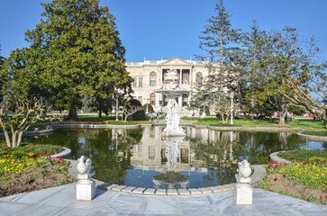 Fototapeta na wymiar fountain in front of Dolmabahce Palace (Istanbul, Turkey) 