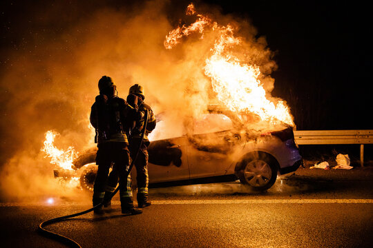 Feuerwehr l&ouml;scht brennendes Auto