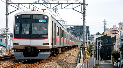 Fototapeta premium 走る通勤電車